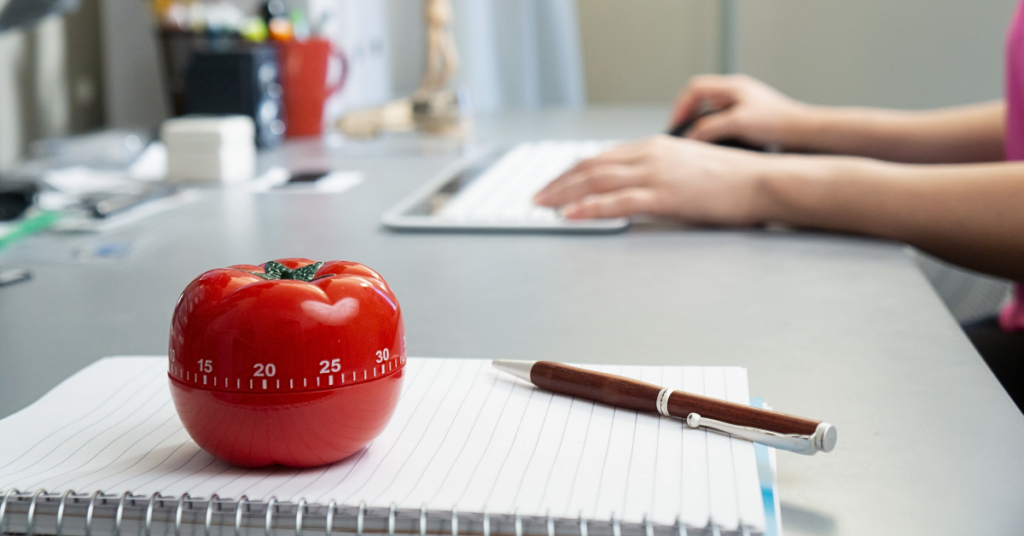 Az egyik megoldás a hatékonyságnövelő technikák, mint a prioritásalapú feladatkezelés vagy a „Pomodoro-technika” használatára való ösztönzés, amelyek segítségével a munkavállalók jobban oszthatják be idejüket. 